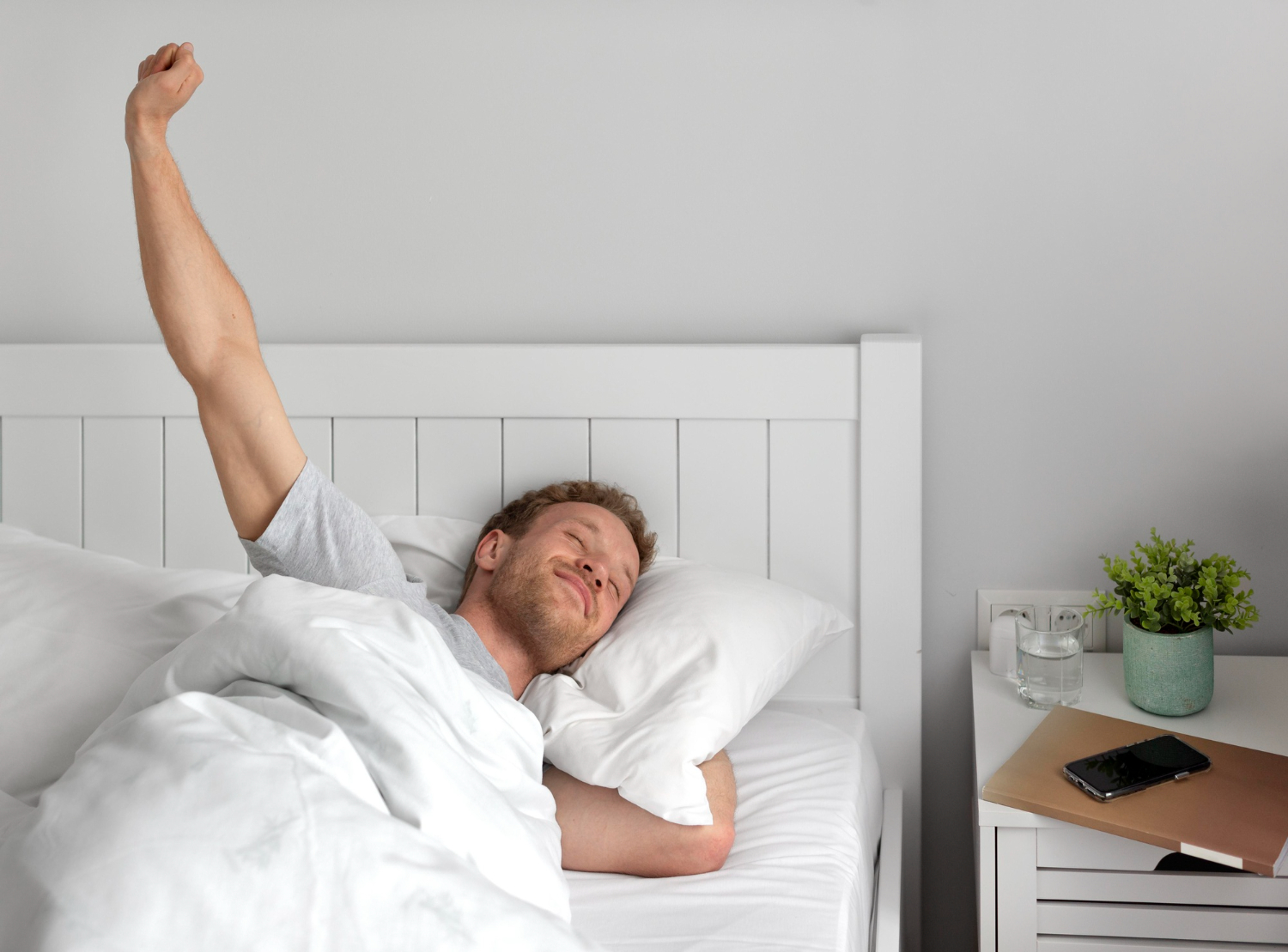 mężczyzna w łóżku wstaje wypoczęty dzięki sleepwell
