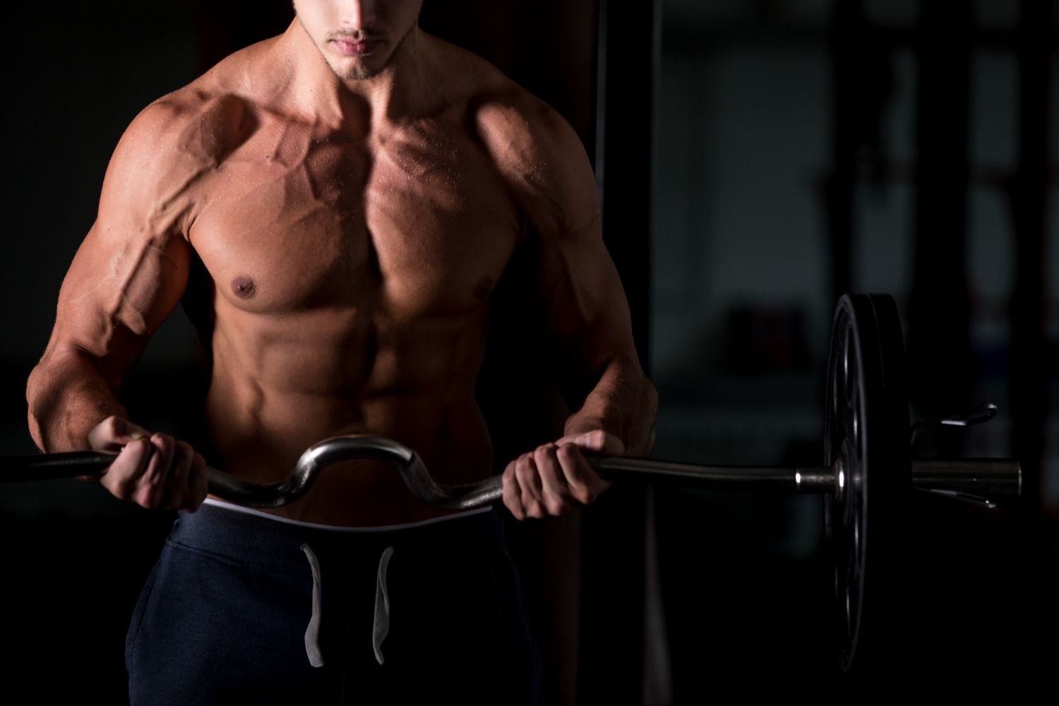 bodybuilder training biceps using mk-677