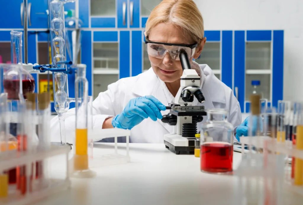 kobieta wykonująca badania laboratoryjne nad BPC-157