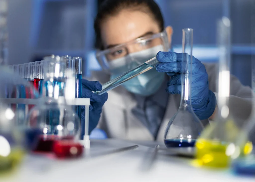 kobieta pracuje w laboratorium z peptydami badawczymi