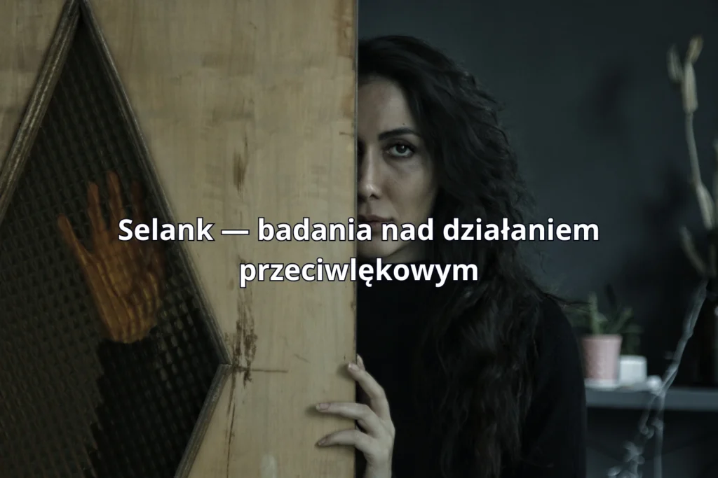 kobieta chowająca sie za drzwiami, odczuwająca silny lęk